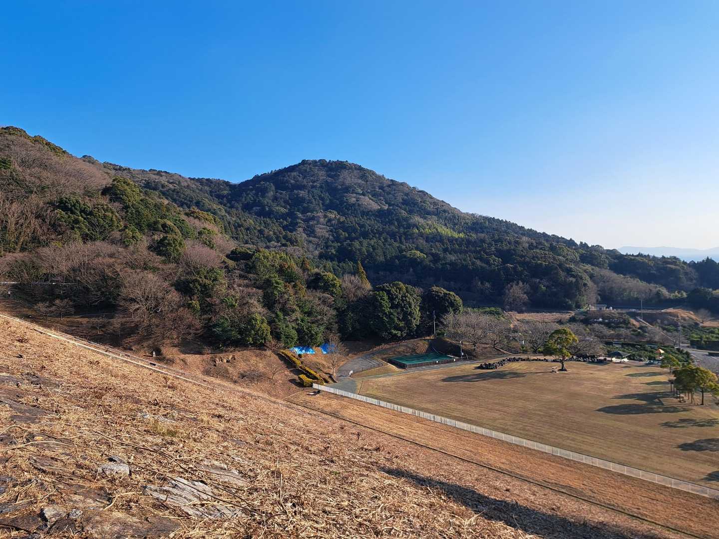 とよおか湖より。砥上山。