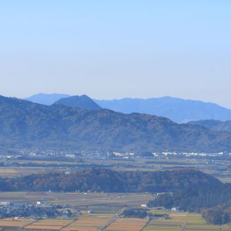 三上山がひょっこりはん
右奥は京都と滋賀の県境、音羽山
