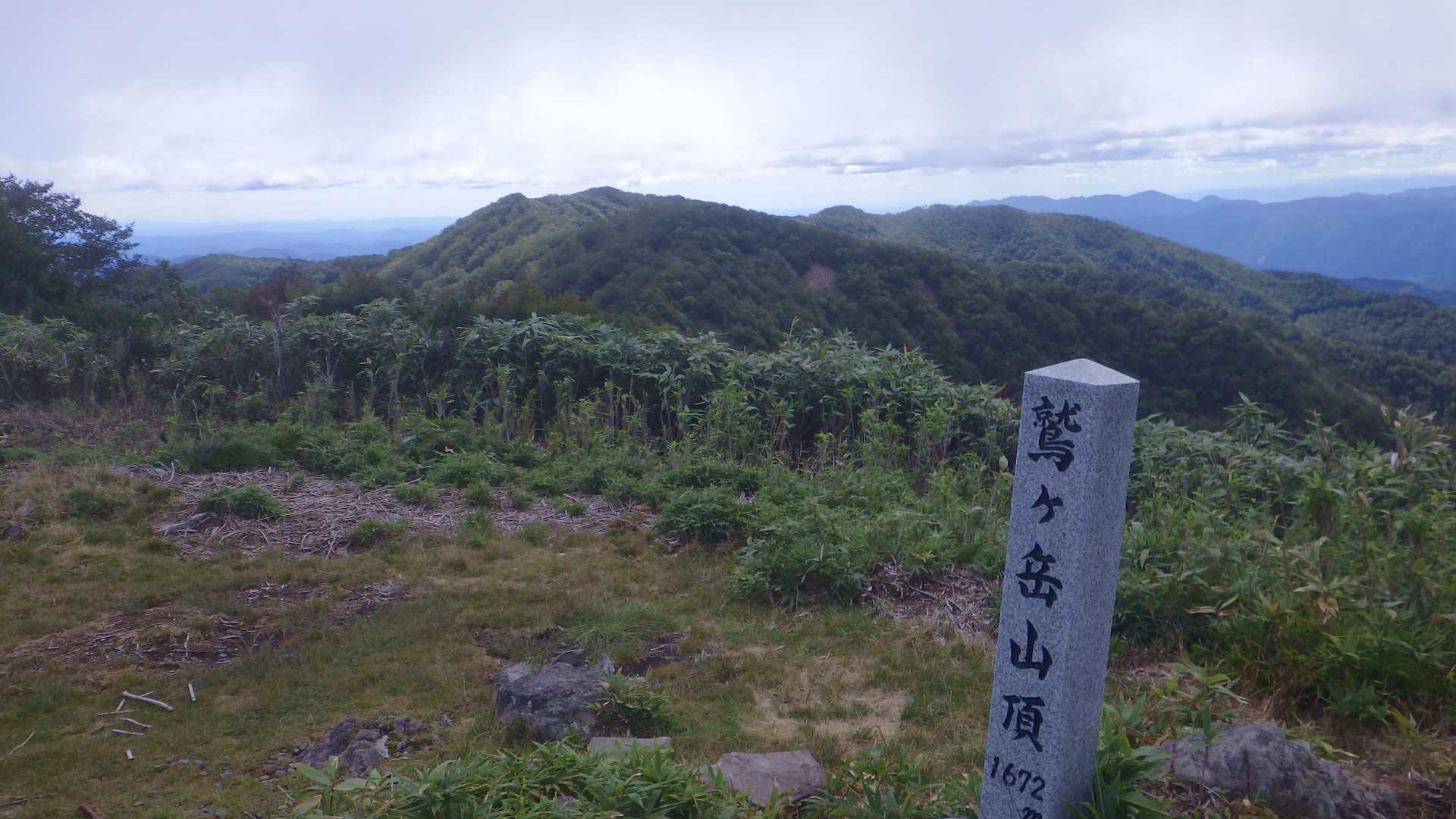 山に囲まれたこじんまりした山頂でのんびりお昼を食べて下山しました