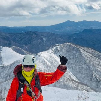 天狗の溜まり場への稜線で風に煽られる
岩場で風を避けて作戦会議…撤退を決める