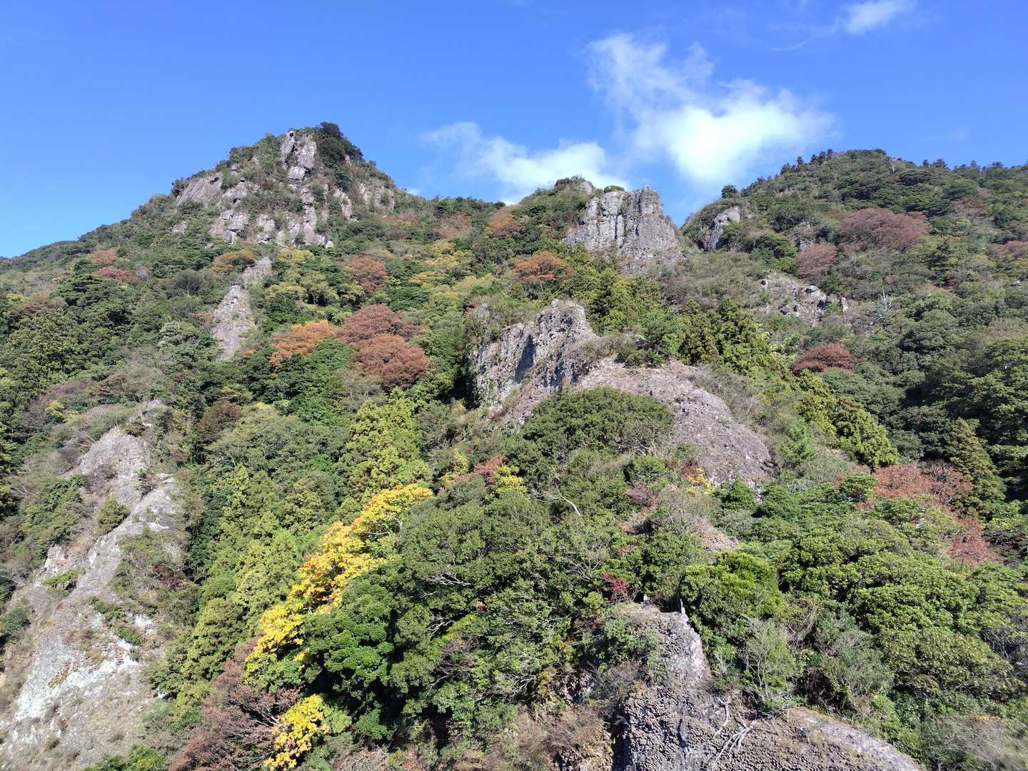 きれいな景色なんだけど、この岩場、嫌な予感…。