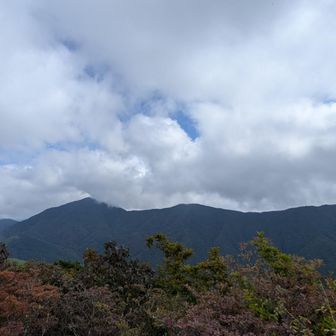 黒岳（御坂山地の最高峰）方向。ここは４年前の秋に登りました。この時は晴れ渡っていて富士山ばっちりでした。