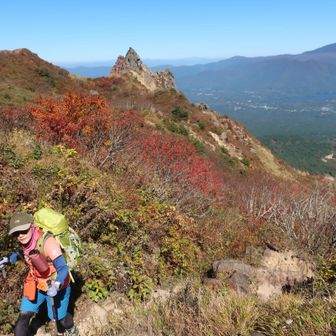 天狗岩をバックに。遠くに西吾妻山