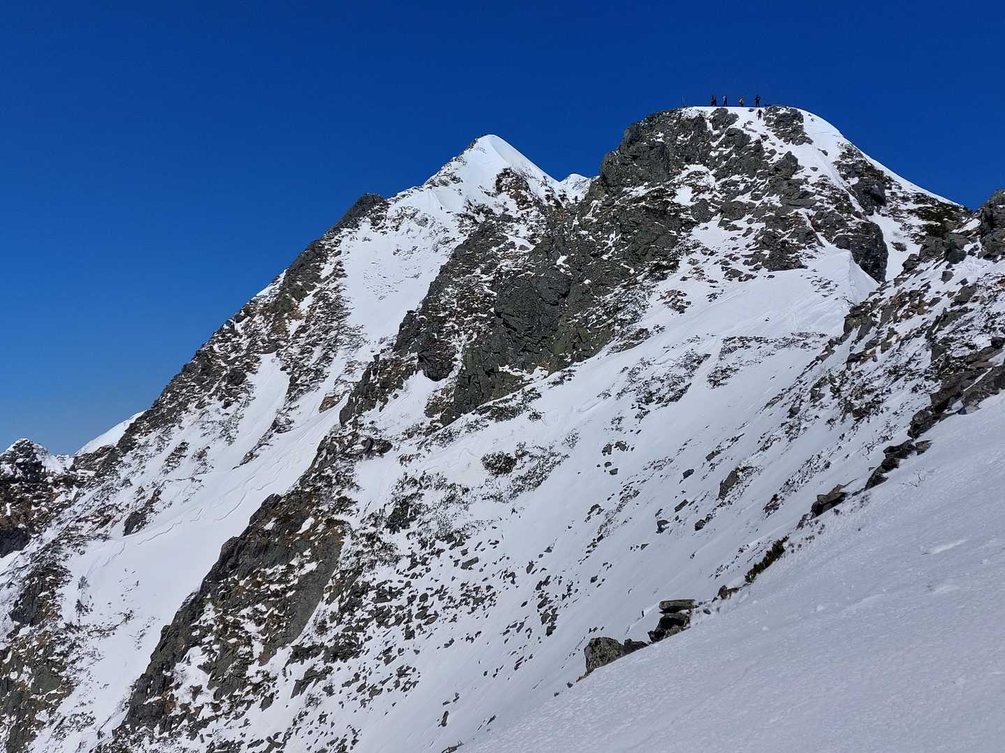 右に目指す独標
人が沢山見えます