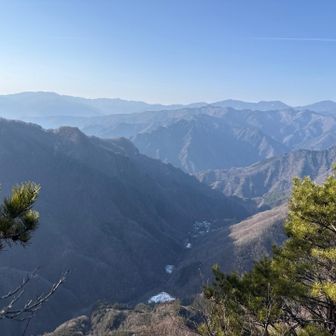 登ってきた林道と廃村