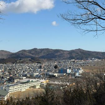 その昔、館があった山。その主になった気分で愛子宿を眺める