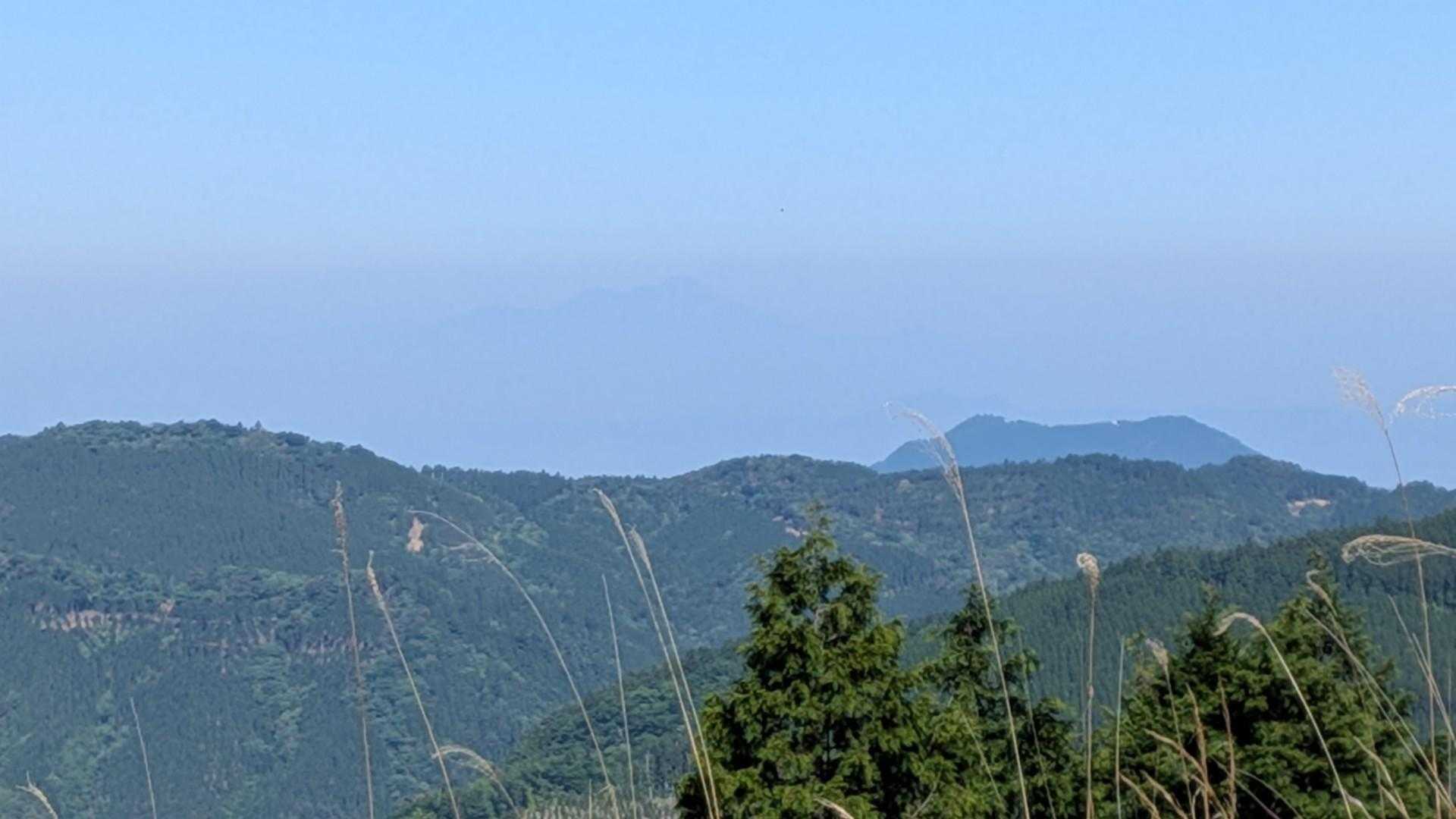 北西方向。
うっすら雲仙普賢岳。
