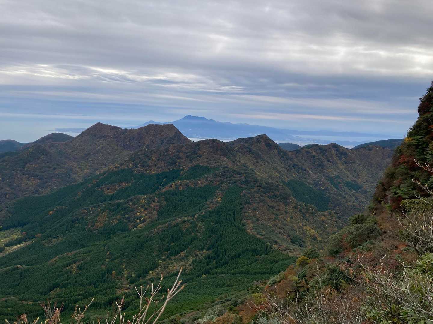 多良岳の先に、雲仙も見えだした