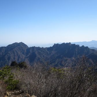 谷急山から表妙義、白雲山(左)と金洞山。