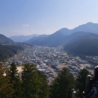 お城から町が一望できました。
どの方向もとっても見晴らしがよいです。
攻めてこられたら、すぐわかりますね。