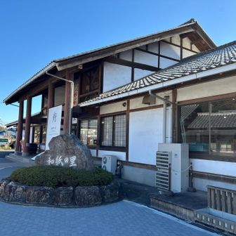 途中から長い歩道を約1時間超歩くと道の駅和紙の里に到着します。ランチにします。