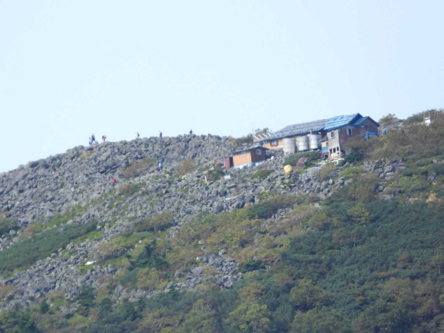 蓼科山のヒュッテ周辺にも沢山人が見えました。