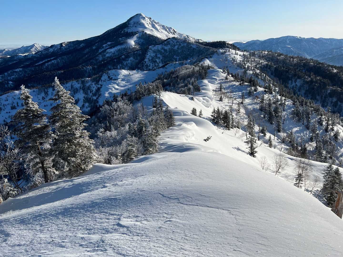 小さな起伏と吹き溜まりと硬い雪が交互に来る、けっこう歩き難い。