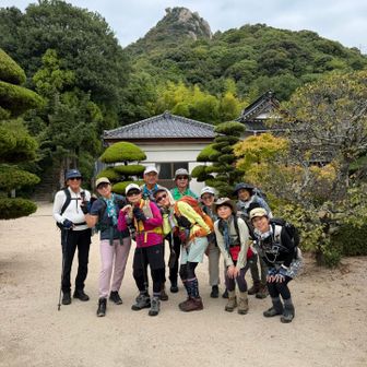 登山口にて、まずは10人で集合📸✨
後ろにそびえる岩峰を見上げて…
さぁ、右田ヶ岳へ行ってきます⛰️🥾🙌