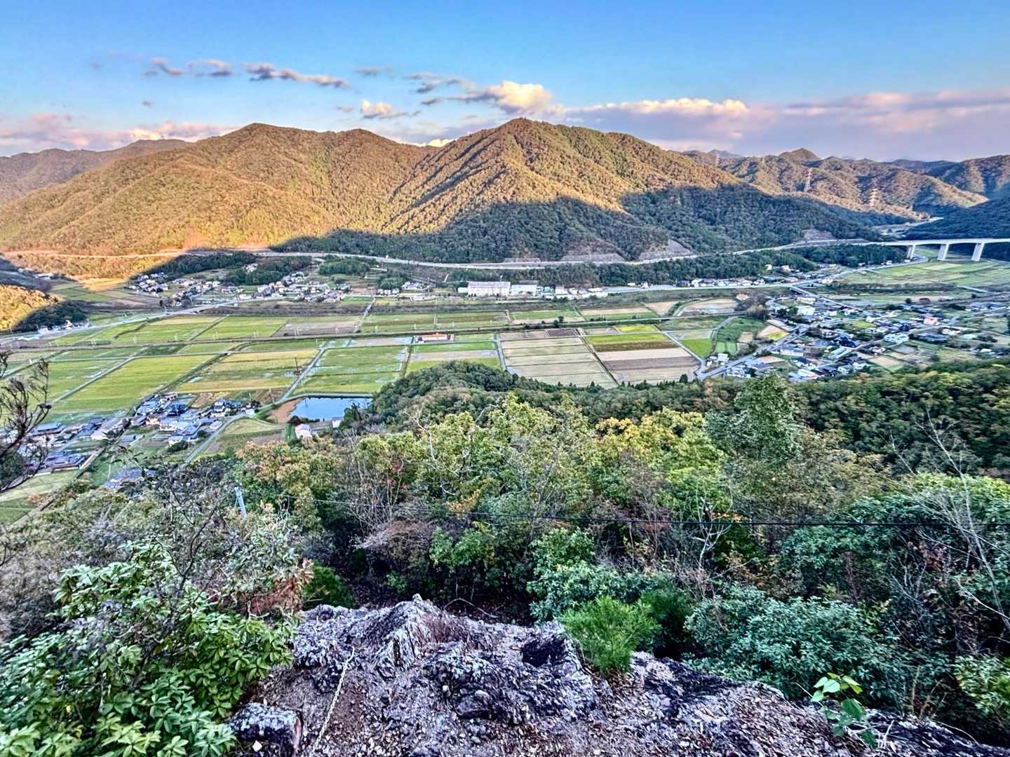 岩場登場。巻道があるかどうかわかりませんが、鎖が目に入ったのでここから下がりましょう