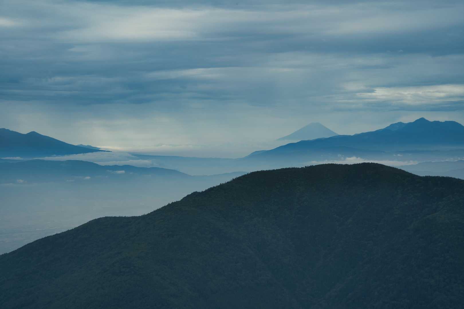天気下り坂で下界も雲多いっすね。