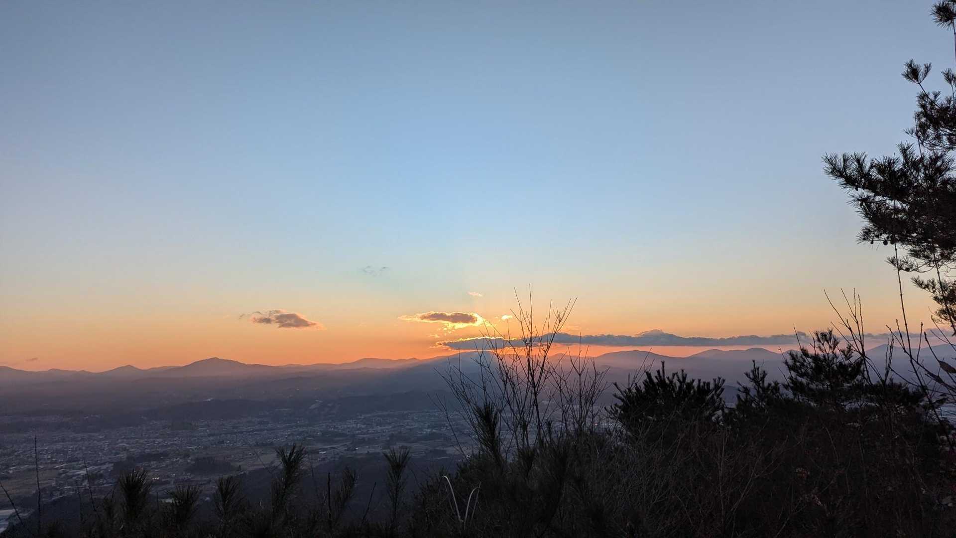一旦雲に隠れて陽の光が天使の梯子のようになっていました。