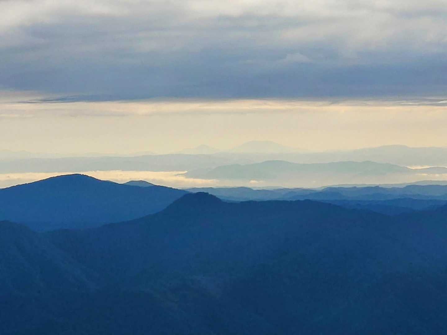 岩手山と八幡平かな？