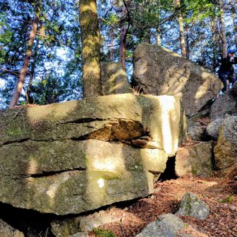 一言主の神が岩橋山から大峰山に橋をかけようとした石材が残る、…？