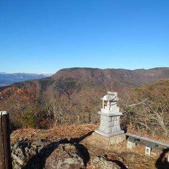 西は三峰山⛰️三峰山の後ろには、谷川稜線があります🏔️見えないけど…😅
