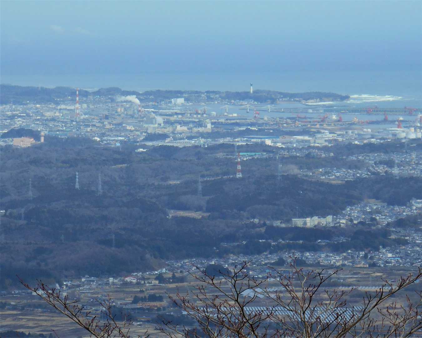 小名浜港方面

三崎公園、いわきマリンタワーが見えています。