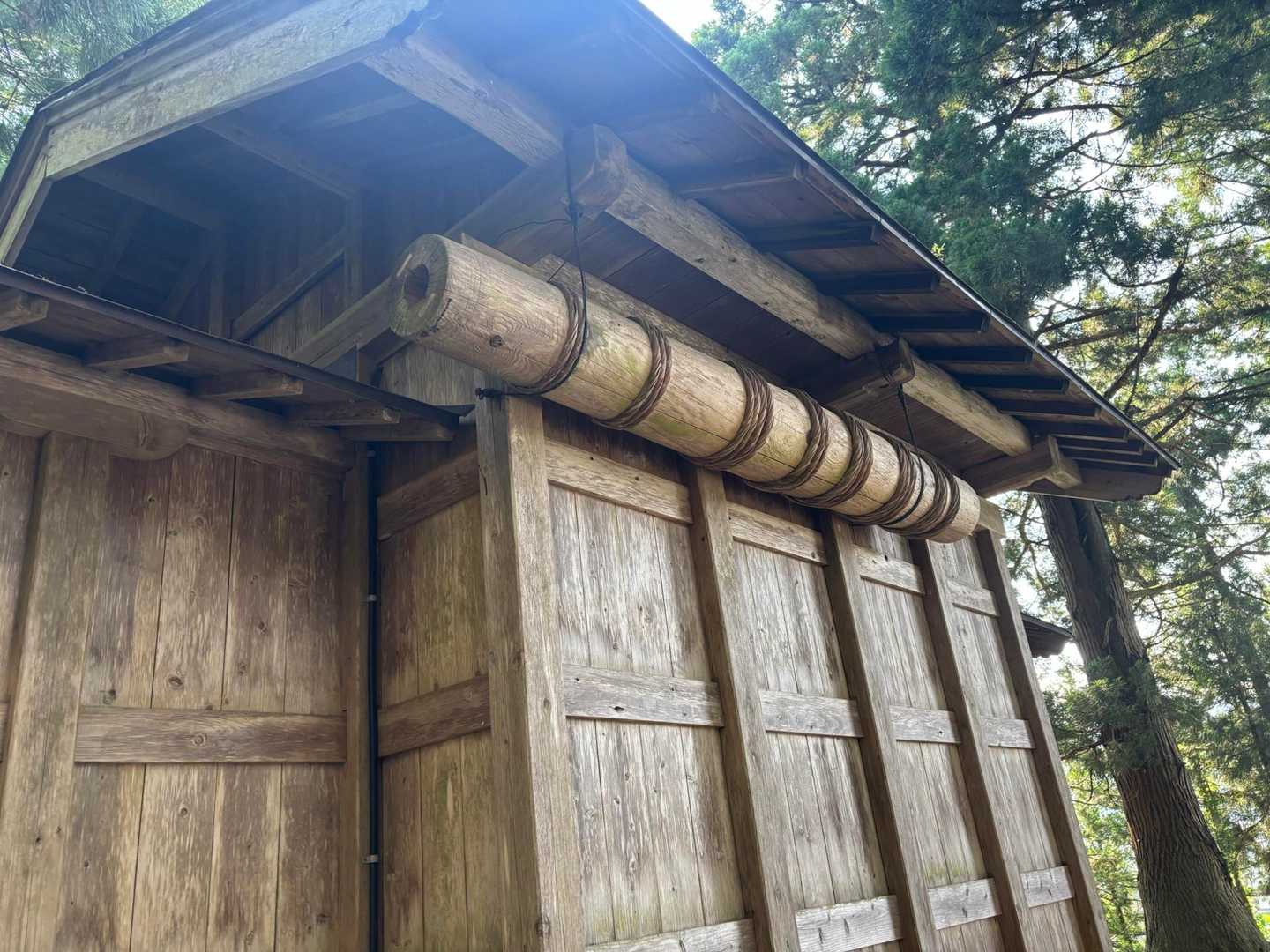 坂戸山麓の薬師様脇に懸かる不思議な筒。
坂戸城から狼煙を上げる筒でした。
ビックリ。

薫風さんがネット検索して、答えをくれました。
その話に出てきた、同じような筒を保管していたばあちゃんが、もう死んじゃった親戚で2度ビックリ🤣