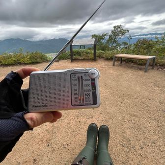 昨夜の雨上がりだったので長靴スタイルです👢

📻先日、地元のエディオン高山店で防災用にと追加で購入した携帯ラジオで聴きながら山歩🥾小さいけどFMもバッチリ入ります👌
