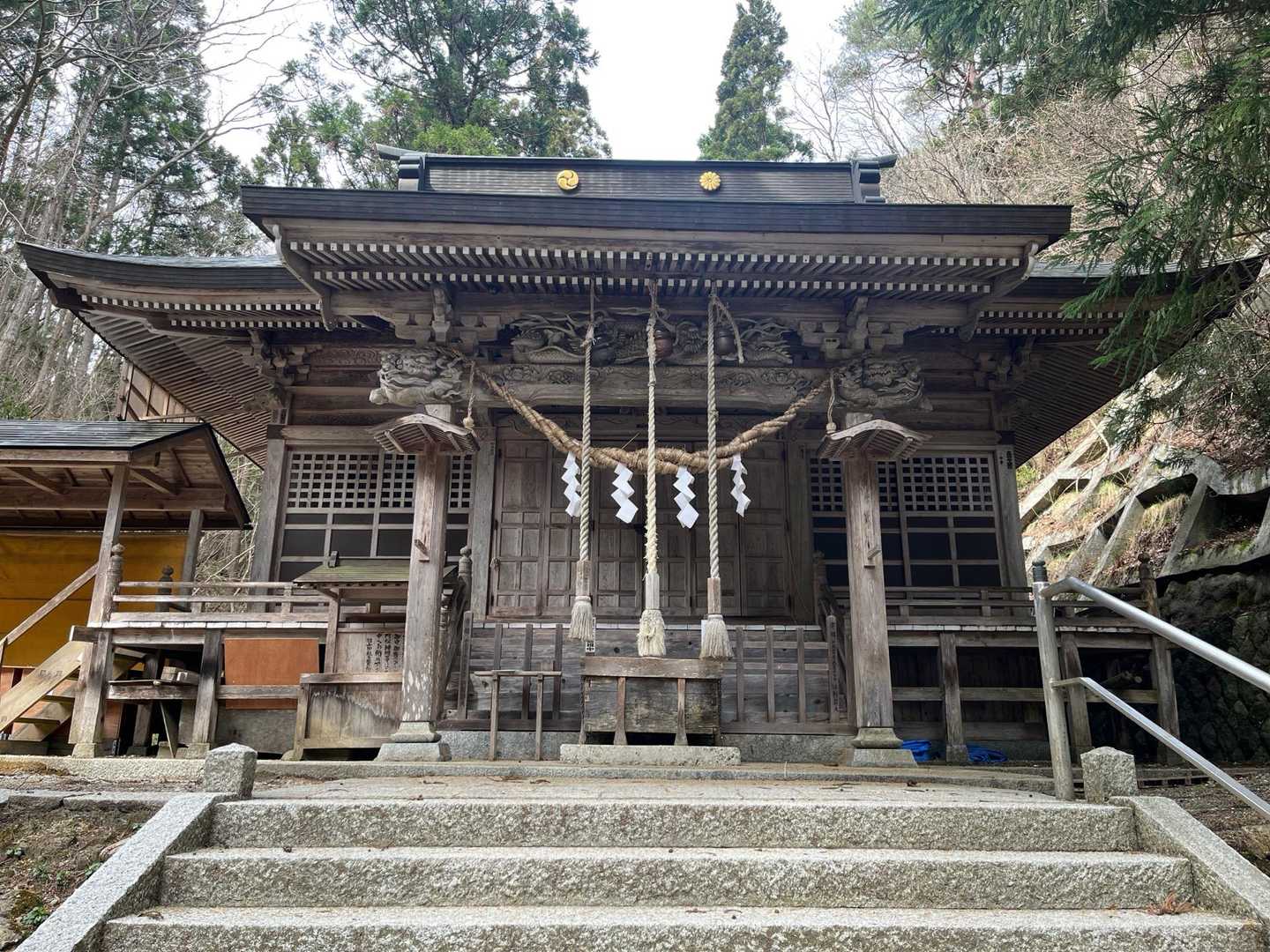 無事下山のご報告と…
「新」生活がYAMAPライフに彩られた楽しいものになることを願って🙏

ここで権現山の近くで出会ったご夫婦と再会
六郎山からの縦走は藪であることをご存じで、台羽山へはここからピストンするとのこと

なるほど…賢明な判断かもしれないね🤔