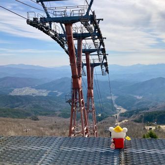 芸北国際スキー場リフト降り場で黄昏るリンちゃん…🚠

高所恐怖症でギリギリまでは行けない…🫨