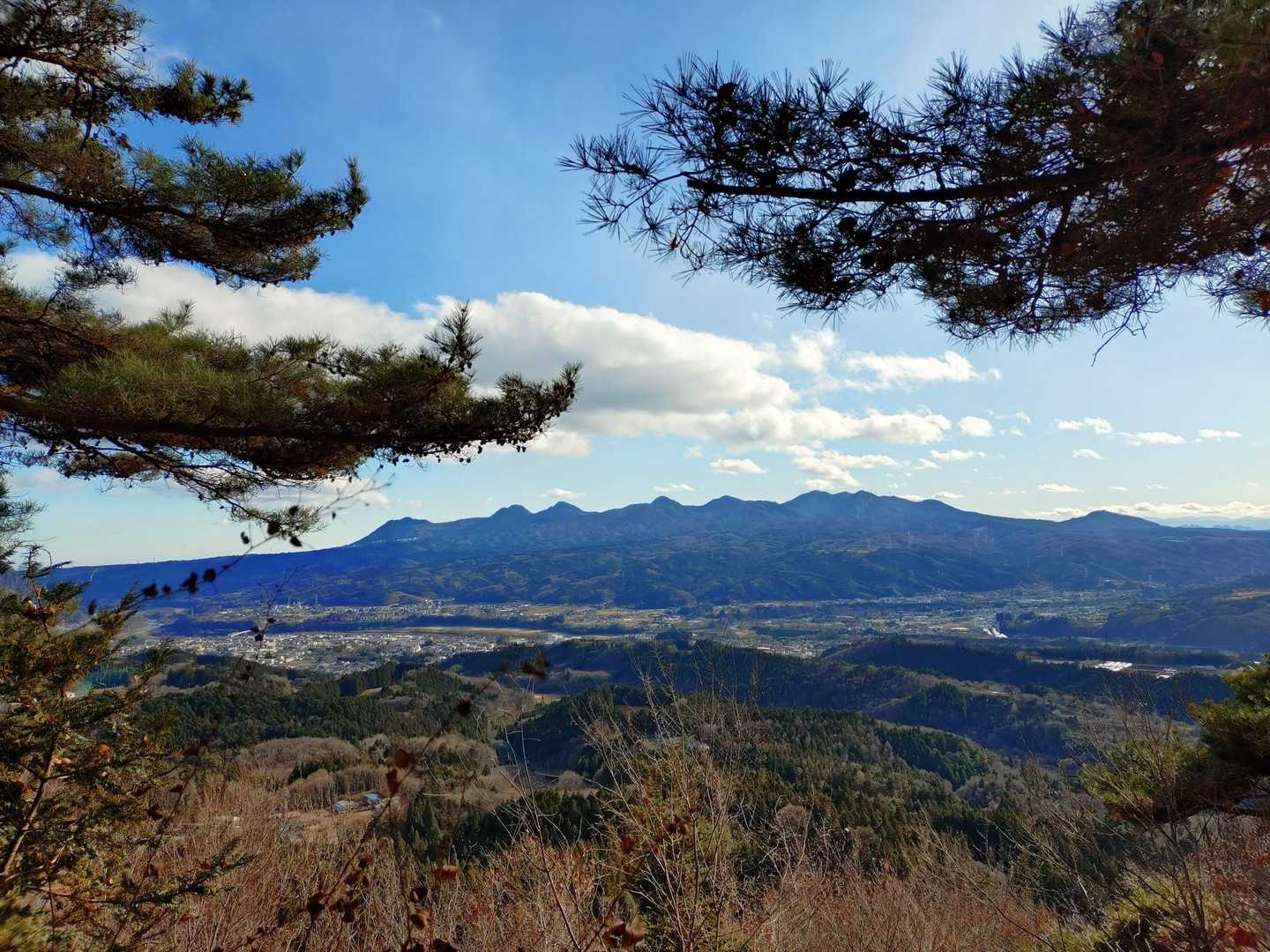 展望台から榛名山
ちょっと休憩ー☕

急いで登ったので汗だく。
今日は普段のままで、アミアミ着てないから汗冷えがきつい🥶