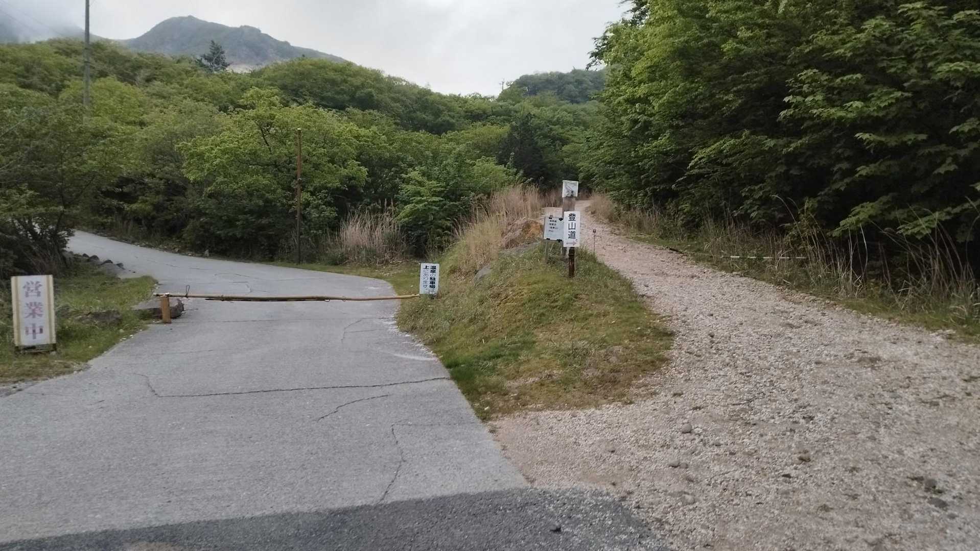 塚原温泉手前の登山者用駐輪場から