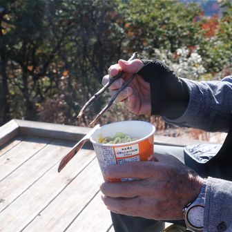 テラスでカップ麺を食べようとしたら、箸が無い。小枝で箸を作ってこれで食べよう。