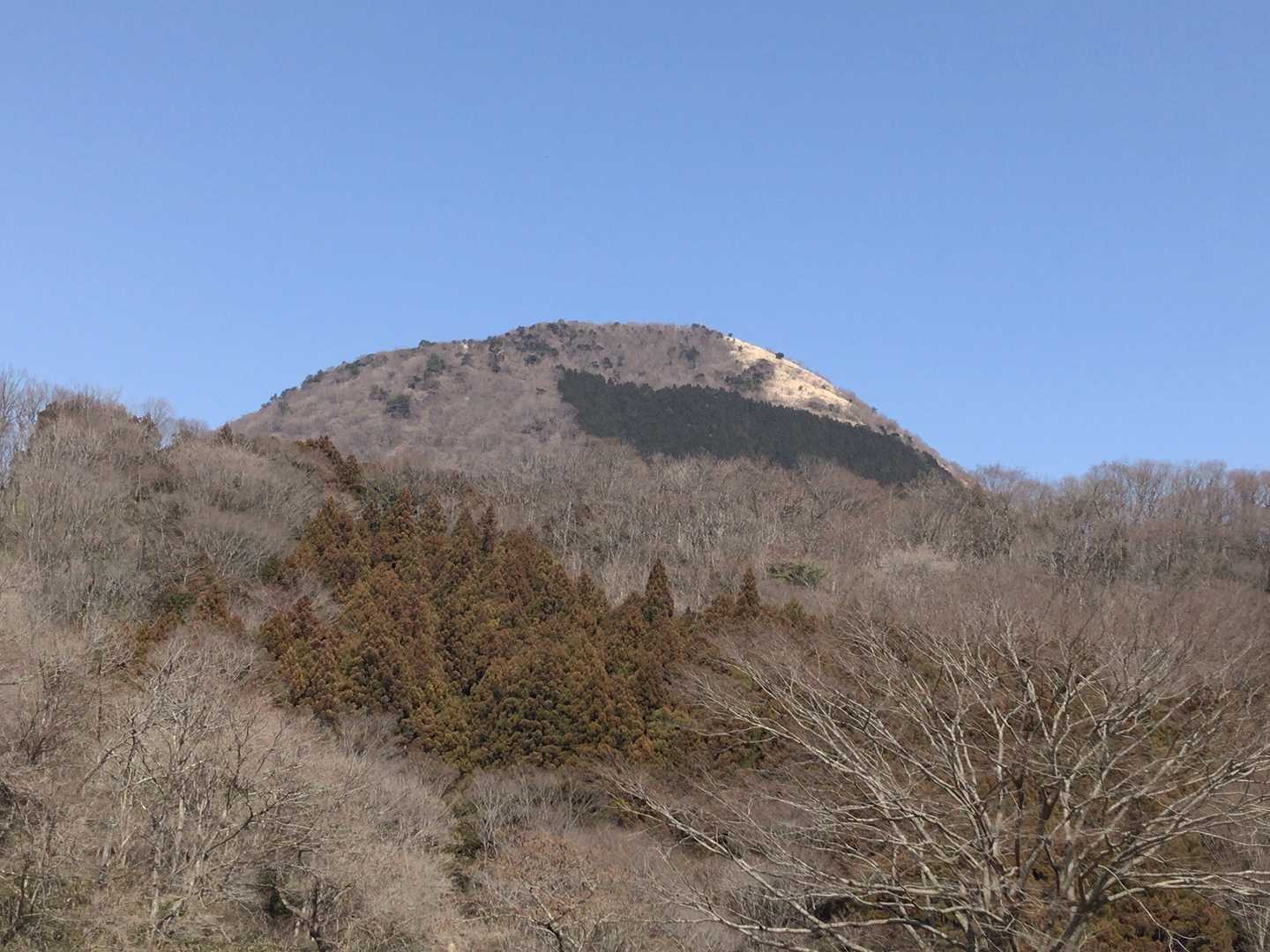 登ってきた矢倉岳。