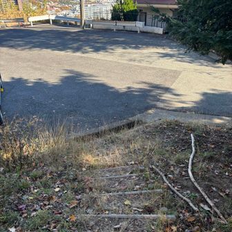 登山道はここで終わり！
ここから駅まではロードですね！
結構急な坂でした😊
