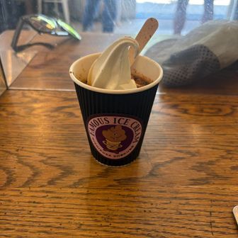 徳澤園のコーヒーソフト
シナモンパウダーかけ