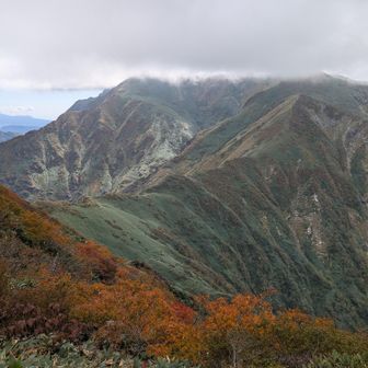 これから歩く稜線。下りがエグい