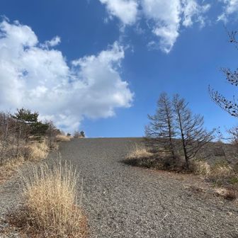 ラストの登り、砂礫地帯、足取られます