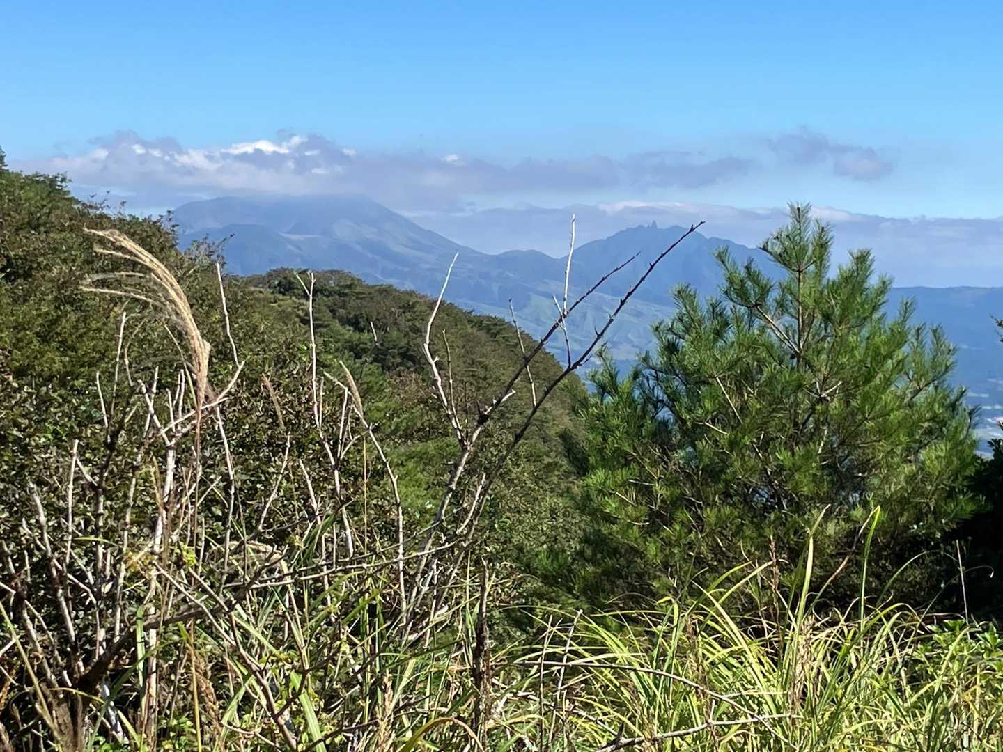 高岳は雲かぶってる　右に根子岳