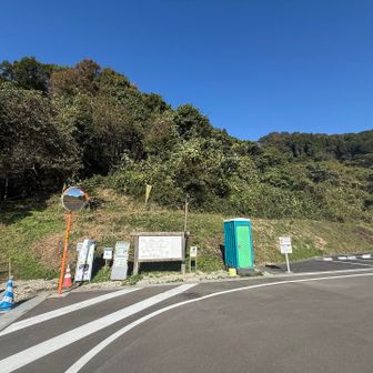 登山道入り口脇に第２駐車場