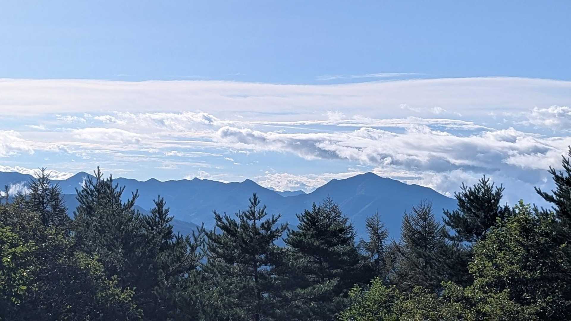 こっちは茅ヶ岳だったかな
雲が良い感じです✨