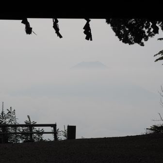 よく写真スポットになるところ。今回はうっすら富士山