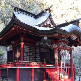 拝殿です。彫刻がすごい。