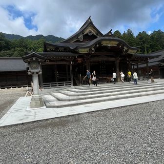 下山したので本殿にお参りしますか

「彌彦神社」は、創建が紀元前392年と伝わる歴史ある神社です。天照大御神のひ孫にあたる天香山命（あめのかごやまのみこと）をお祀りしています。