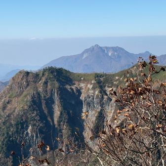 雨飾山もコンニチハ。
