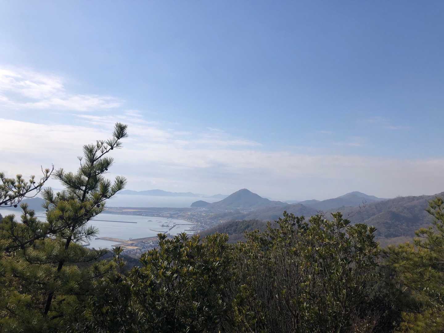 寄島の街と青佐山です