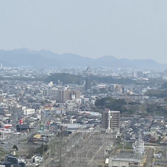 霞んでいるけど姫路城🏯名古山霊園やら男山やら西から東の姫路が見渡せる場所ですね。
朝日を🌅見に上がってくる人も居るみたい。