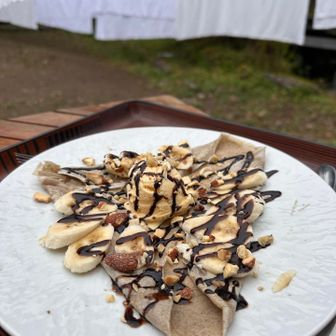 アイスのガレットがあったので、もちろんオーダー
もっちもちで美味しいし、山で食べられるアイスって贅沢だなといつも思う😋

前日の昼頃までに連絡もらえれば、平日でもピザ大丈夫だという事で、次こそは！
今回も連絡しておきたかったけど、天気が微妙で確実にここへ来るかわからなかったので、やめておいた