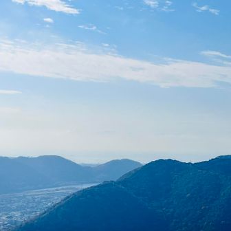 四国の山…頭だけ見える。