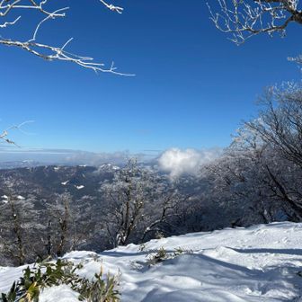 雲がかかっているところが氷ノ山
