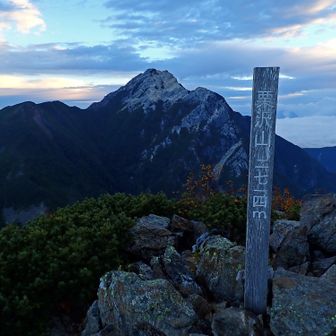 栗沢山に到着：
バックは甲斐駒ヶ岳